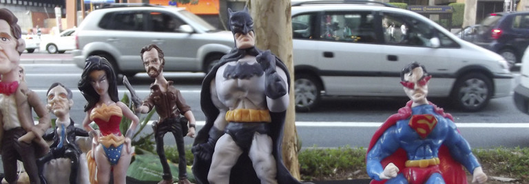 Artista vende estátuas de personagens da cultura nerd na Avenida Paulista