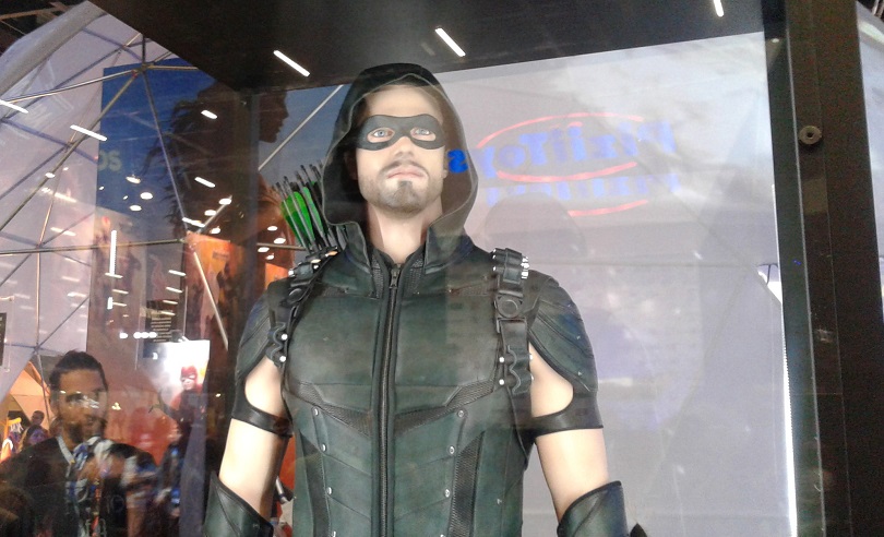 O traje oficial de Arrow foi destaque no estande do Warner Channel na CCXP 2016. (Foto: Henrique Almeida)