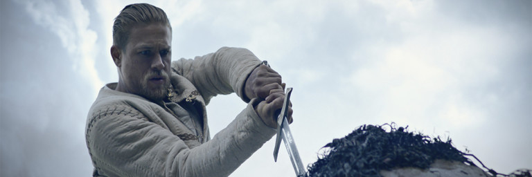 Rei Arthur: A Lenda da Espada desconstrói o mito e cria um herói