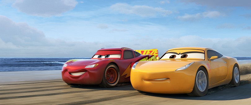 Ao lado de Cruz Ramirez, Relâmpago McQueen encontra um motivo para continuar nas pistas. (Foto: Disney•Pixar)