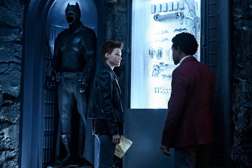 Ruby Rose e Camrus Johnson em cena de Batwoman