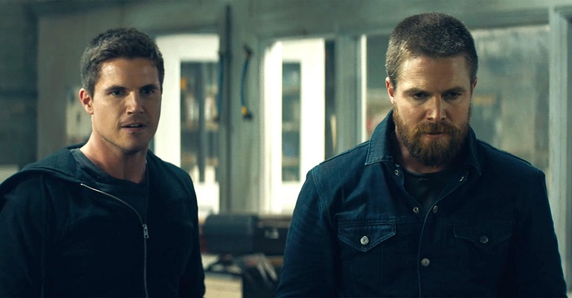 Robbie Amell e Stephen Amell em cena de Code 8