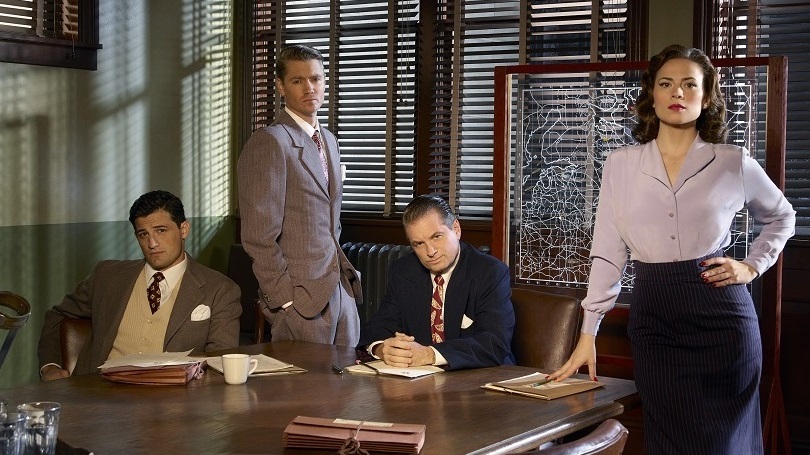 Enver Gjokaj, Chad Michael Murray, Roger Dooley e Hayley Atwell em foto promocional de Agent Carter