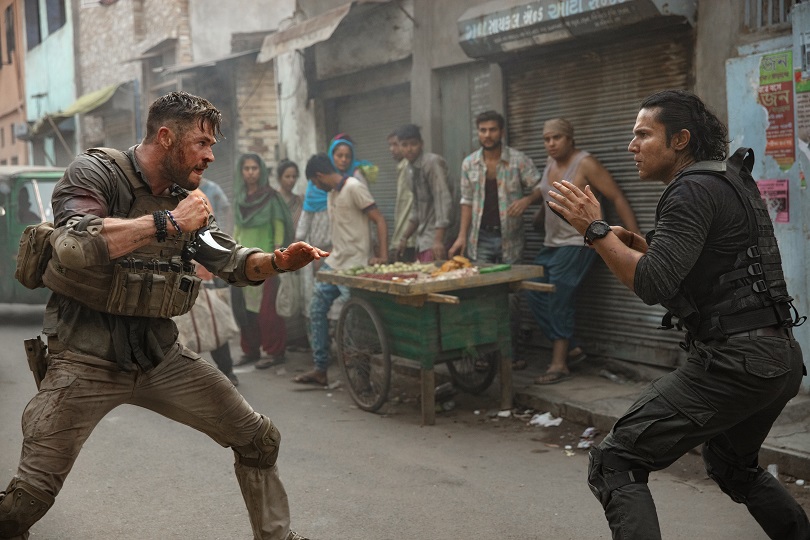 Chris Hemsworth e Randeep Hooda em cena de luta de Resgate