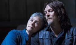 Carol recostada no ombro de Daryl em The Walking Dead