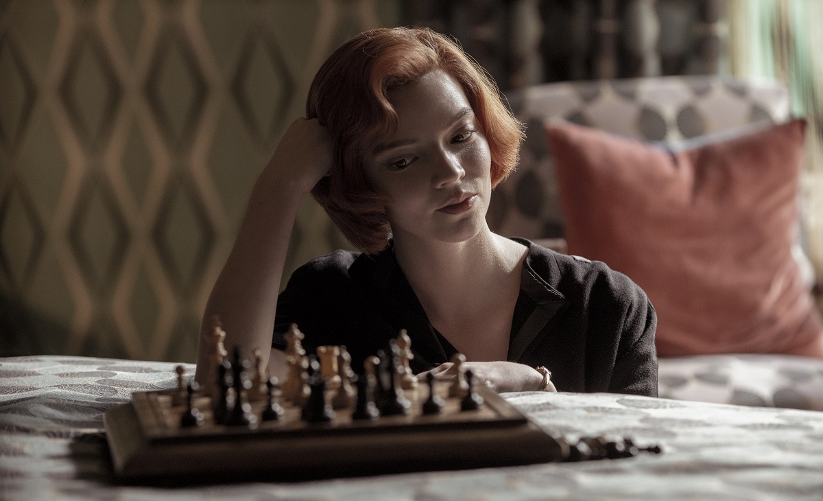 O Gambito da Rainha abre portas para belezas e mazelas do xadrez