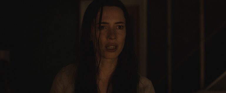 Atuação assombrosa de Rebecca Hall sustenta A Casa Sombria