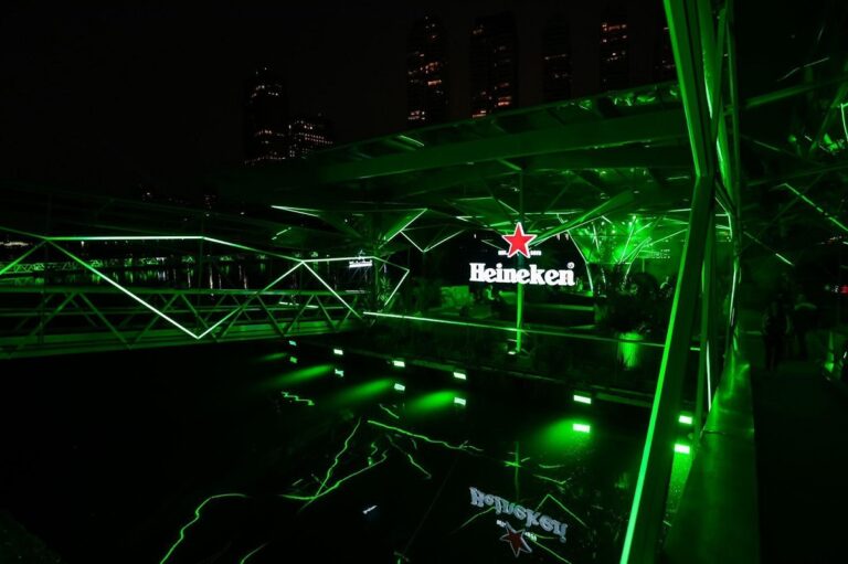 Heineken: conheça o bar flutuante que estreou em SP