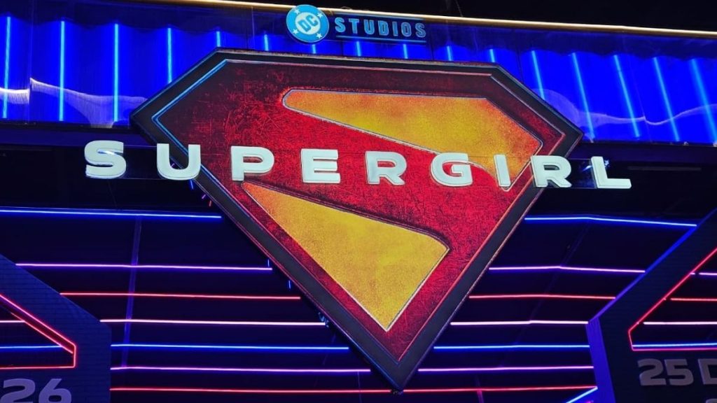 Supergirl tem logo e figurino exibidos na CCXP25
