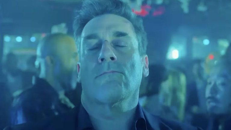 Seus Amigos e Vizinhos: crise de meia-idade vira drama afiado