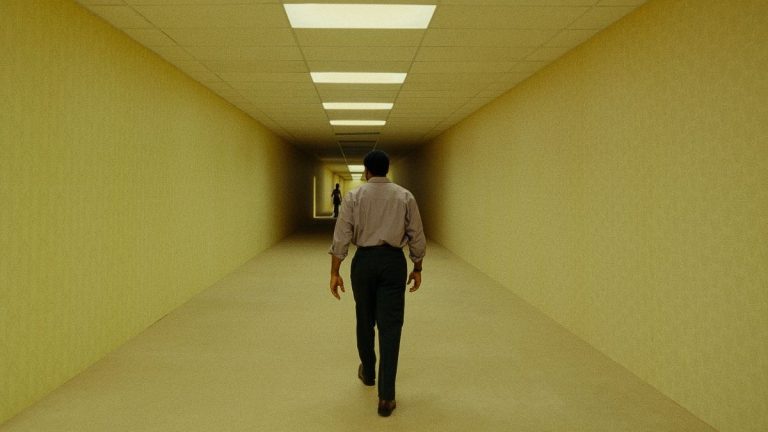 ‘Backrooms’ usa espaços impossíveis para criar desconforto